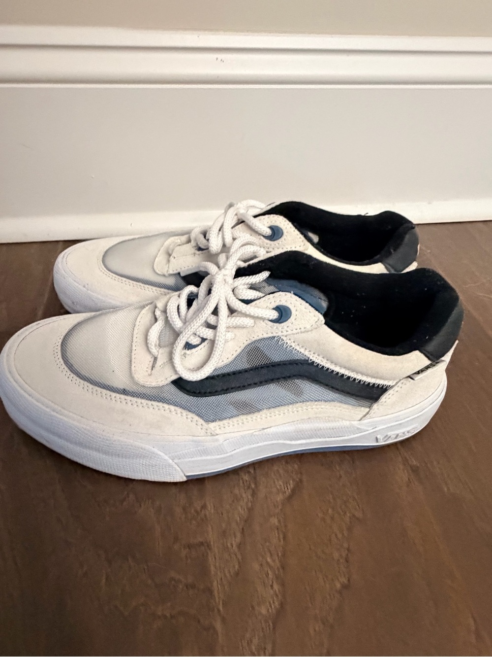 Vans Skate Shoes Men’s 9.5 White Gray Black Low Top Sneakers